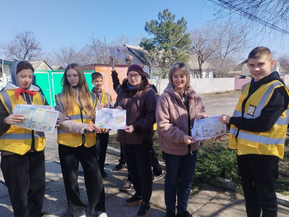 Работа отряда ЮИД. В рамках реализации концепции "Луганский характер" в пгт Михайловка члены отряда Юных инспекторов движения провели акции «Стань заметней на дороге!» и «Ребёнок-велосипедист, ребёнок-пешеход» Работа отряда ЮИД. В рамках реализации концепции "Луганский характер" в пгт Михайловка члены отряда Юных инспекторов движения провели акции «Стань заметней на дороге!» и «Ребёнок-велосипедист, ребёнок-пешеход»