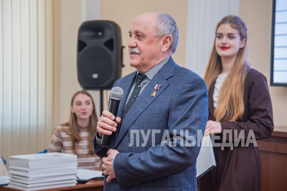 В академии Матусовского состоялись выставка работ и награждение участников Межрегионального литературно-художественного конкурса В академии Матусовского состоялись выставка работ и награждение участников Межрегионального литературно-художественного конкурса