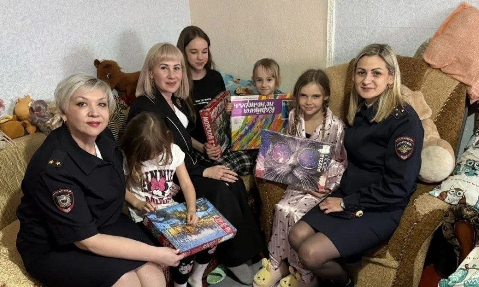 111Полицейские республики и детский омбудсмен посетили многодетную семью, эвакуированную из зоны боевых действий 111Полицейские республики и детский омбудсмен посетили многодетную семью, эвакуированную из зоны боевых действий