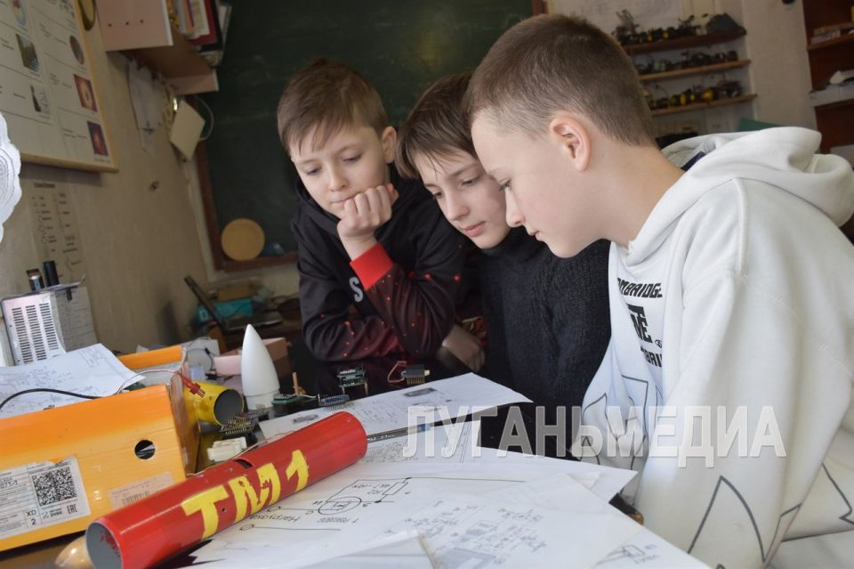 Более семидесяти школьников Краснодонского округа занимаются в школе робототехники Более семидесяти школьников Краснодонского округа занимаются в школе робототехники