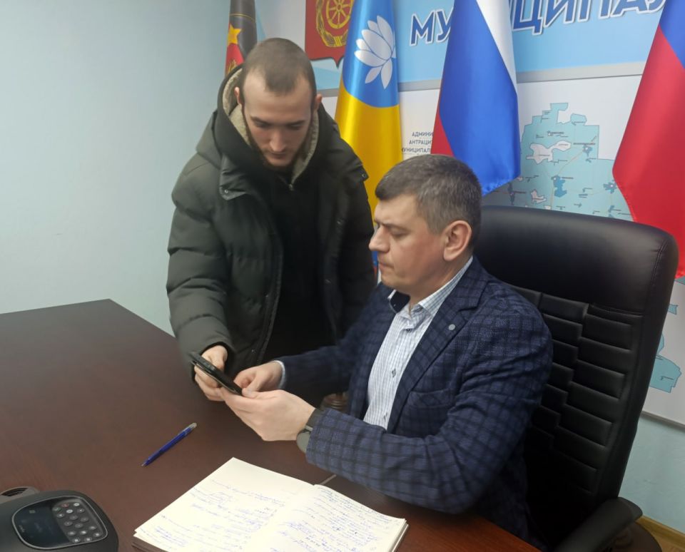 Первый заместитель главы Администрации Антрацитовского МО Станислав Никитин совместно с представителями отраслевых (функциональных) органов Администрации, муниципальных унитарных предприятий и руководителями учреждений и... Первый заместитель главы Администрации Антрацитовского МО Станислав Никитин совместно с представителями отраслевых (функциональных) органов Администрации, муниципальных унитарных предприятий и руководителями учреждений и...