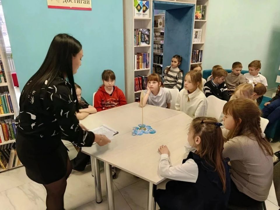 В центральной библиотеке им. Г. Сковороды для учеников третьих классов Ровеньковской гимназии имени Трублаини был организован познавательный час, в ходе которого ребята посмотрели видеоролик «Сохраним природу вместе», где... В центральной библиотеке им. Г. Сковороды для учеников третьих классов Ровеньковской гимназии имени Трублаини был организован познавательный час, в ходе которого ребята посмотрели видеоролик «Сохраним природу вместе», где...