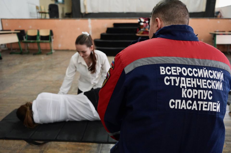 Снова в деле. Занятия со Школьными спасательными отрядами возвращаются — и это отличная новость! Сегодня инструкторы Луганского регионального отделения ВСКС провели встречу с участниками школьного спасательного отряда «Новое... Снова в деле. Занятия со Школьными спасательными отрядами возвращаются — и это отличная новость! Сегодня инструкторы Луганского регионального отделения ВСКС провели встречу с участниками школьного спасательного отряда «Новое...