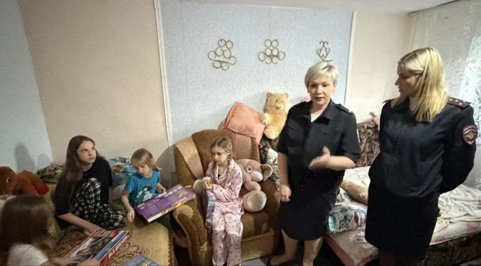 111Полицейские республики и детский омбудсмен посетили многодетную семью, эвакуированную из зоны боевых действий 111Полицейские республики и детский омбудсмен посетили многодетную семью, эвакуированную из зоны боевых действий