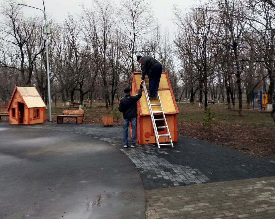 Ежедневные работы по благоустройству в парке им. Молодой гвардии Ежедневные работы по благоустройству в парке им. Молодой гвардии