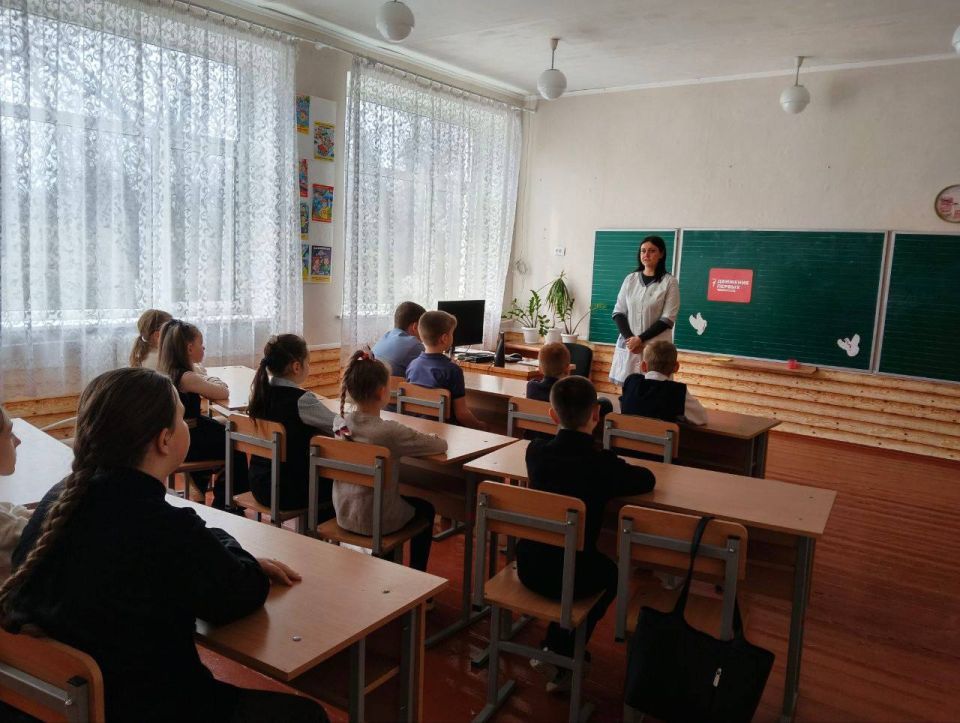 Специалист Смелянского фельдшерского пункта провела профориентационную беседу с учениками Смелянской школы Специалист Смелянского фельдшерского пункта провела профориентационную беседу с учениками Смелянской школы