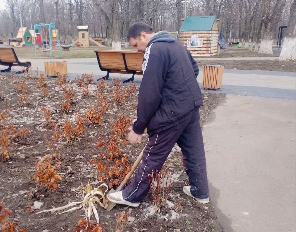 Ежедневные работы по благоустройству в парке им. Молодой гвардии Ежедневные работы по благоустройству в парке им. Молодой гвардии