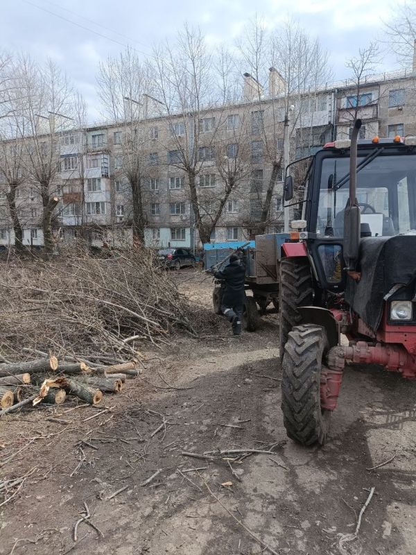 Работа коммунальных служб: продолжается наведение порядка в городе Работа коммунальных служб: продолжается наведение порядка в городе