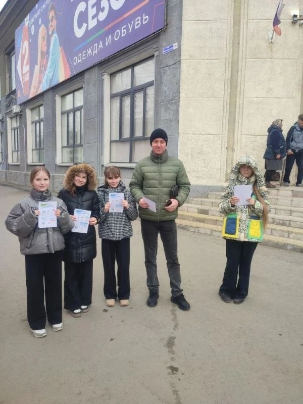 В преддверии весенних каникул сотрудники Госавтоинспекции совместно с юными инспекторами движения и школьниками провели профилактические акции в Красном Луче и Антраците В преддверии весенних каникул сотрудники Госавтоинспекции совместно с юными инспекторами движения и школьниками провели профилактические акции в Красном Луче и Антраците