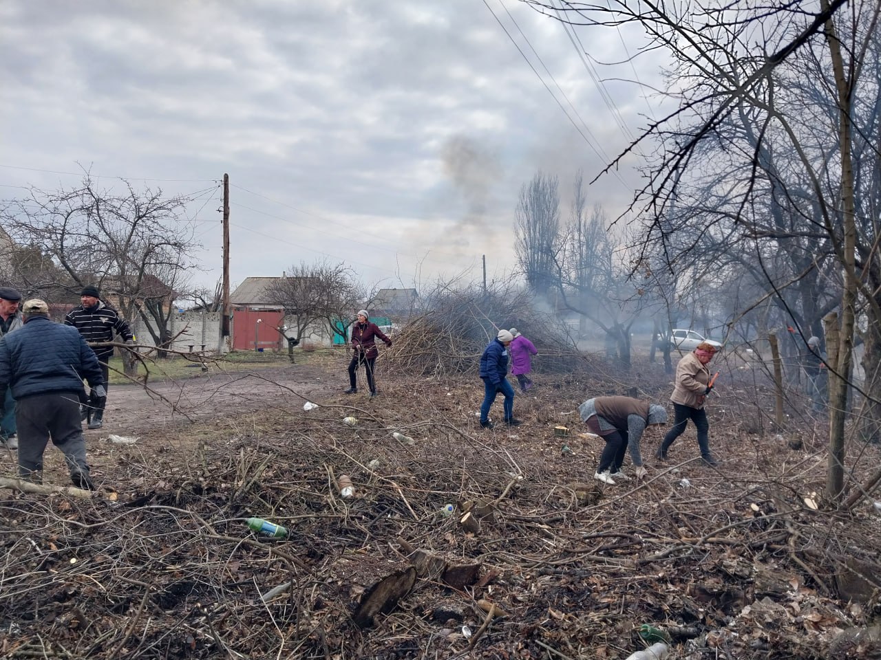 Жители Чернухино объединились для наведения порядка в поселке Жители Чернухино объединились для наведения порядка в поселке