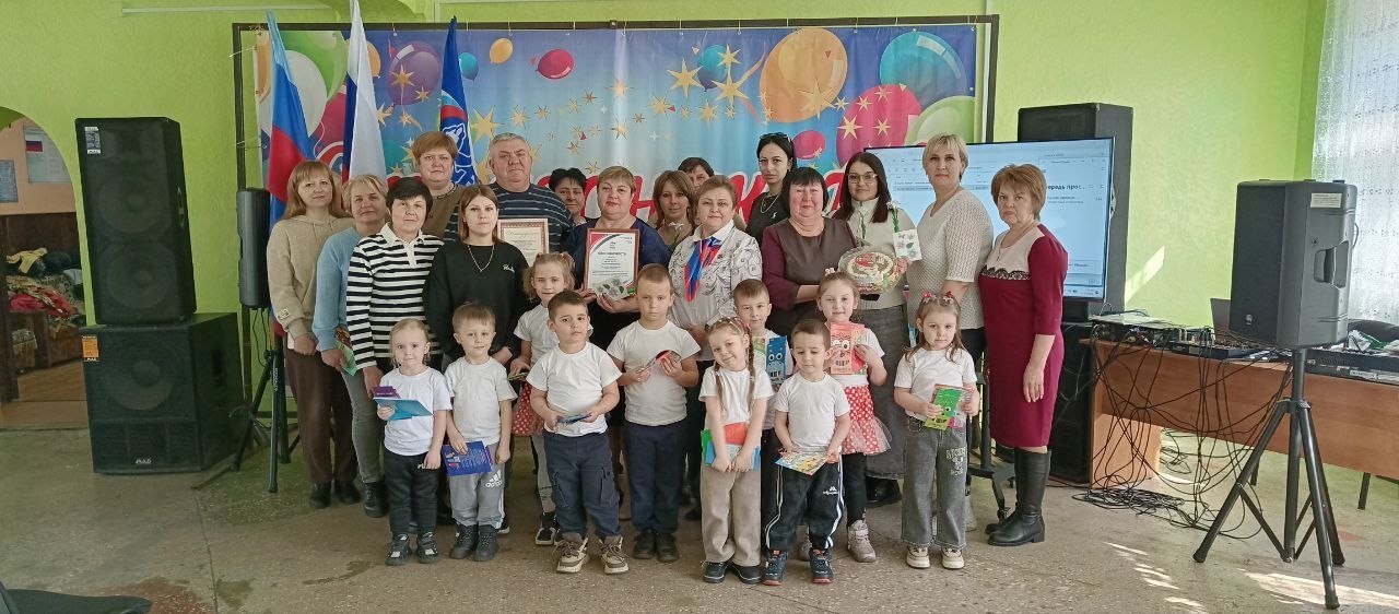 Сегодня сотрудники отдела жизнеобеспечения пгт Новодарьевка совместно с исполнительным секретарем Ровеньковского местного отделения ВПП «Единая Россия», активистами первичного отделения № 11 пгт Новодарьевка, воспитанниками... Сегодня сотрудники отдела жизнеобеспечения пгт Новодарьевка совместно с исполнительным секретарем Ровеньковского местного отделения ВПП «Единая Россия», активистами первичного отделения № 11 пгт Новодарьевка, воспитанниками...