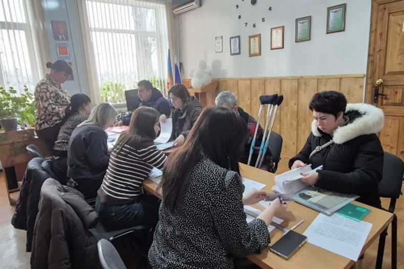 Специалисты филиала №15 ГКУ ЛНР РЦСЗН провели приём в пгт Шахтёрский Специалисты филиала №15 ГКУ ЛНР РЦСЗН провели приём в пгт Шахтёрский