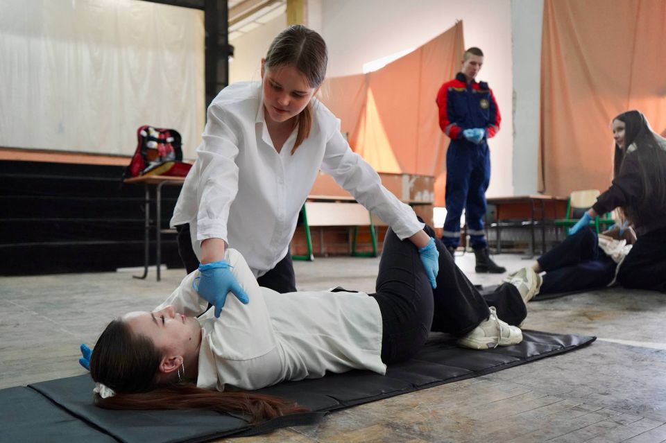 Снова в деле. Занятия со Школьными спасательными отрядами возвращаются — и это отличная новость! Сегодня инструкторы Луганского регионального отделения ВСКС провели встречу с участниками школьного спасательного отряда «Новое... Снова в деле. Занятия со Школьными спасательными отрядами возвращаются — и это отличная новость! Сегодня инструкторы Луганского регионального отделения ВСКС провели встречу с участниками школьного спасательного отряда «Новое...