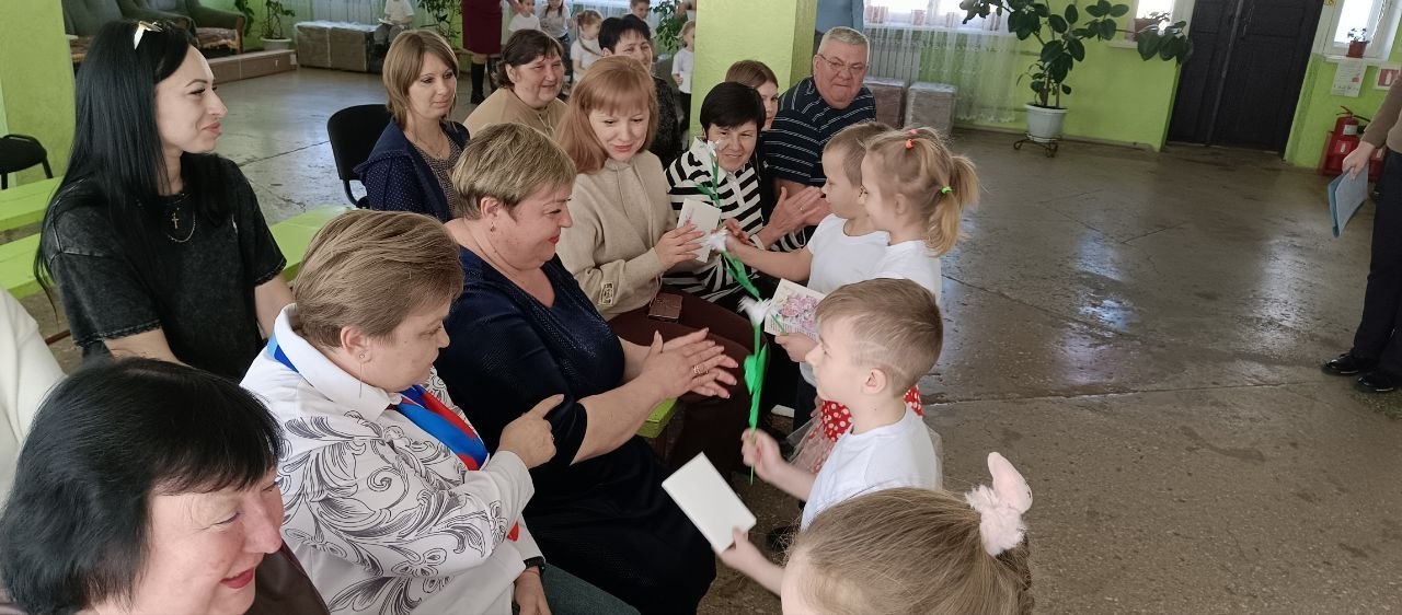 Сегодня сотрудники отдела жизнеобеспечения пгт Новодарьевка совместно с исполнительным секретарем Ровеньковского местного отделения ВПП «Единая Россия», активистами первичного отделения № 11 пгт Новодарьевка, воспитанниками... Сегодня сотрудники отдела жизнеобеспечения пгт Новодарьевка совместно с исполнительным секретарем Ровеньковского местного отделения ВПП «Единая Россия», активистами первичного отделения № 11 пгт Новодарьевка, воспитанниками...