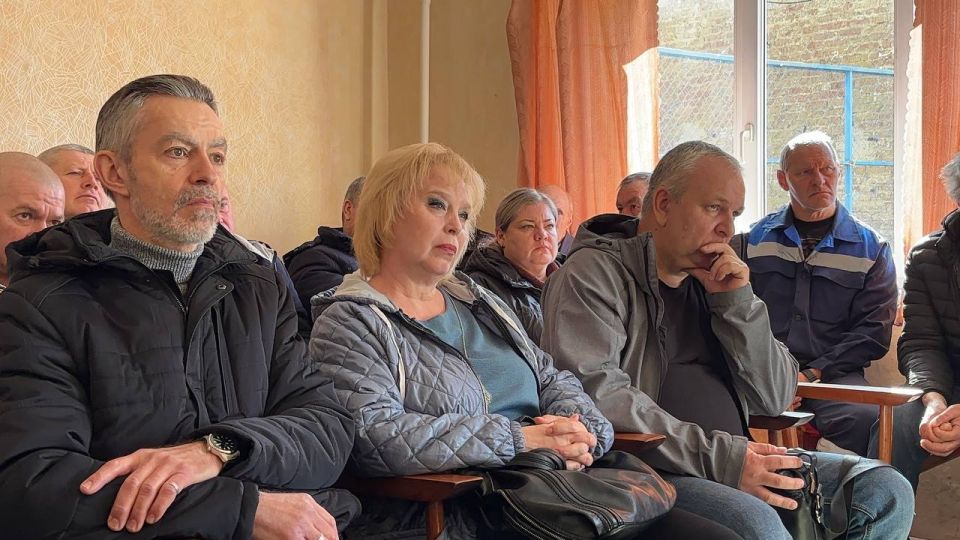 Безопасность на дорогах: профилактический визит ГИБДД к водителям «Почты ЛНР» Безопасность на дорогах: профилактический визит ГИБДД к водителям «Почты ЛНР»