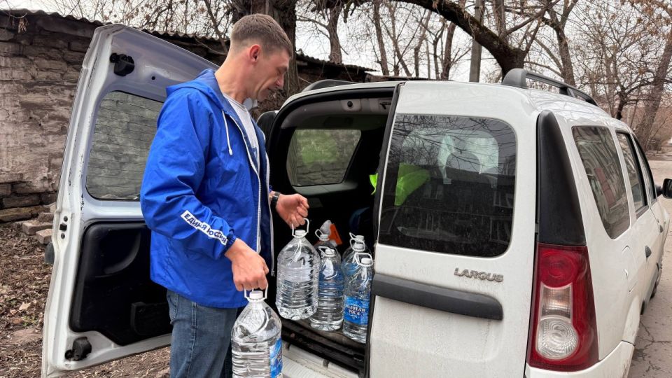 Активисты Единой России и МГЕР помогают доставлять воду жителям Алчевска Активисты Единой России и МГЕР помогают доставлять воду жителям Алчевска