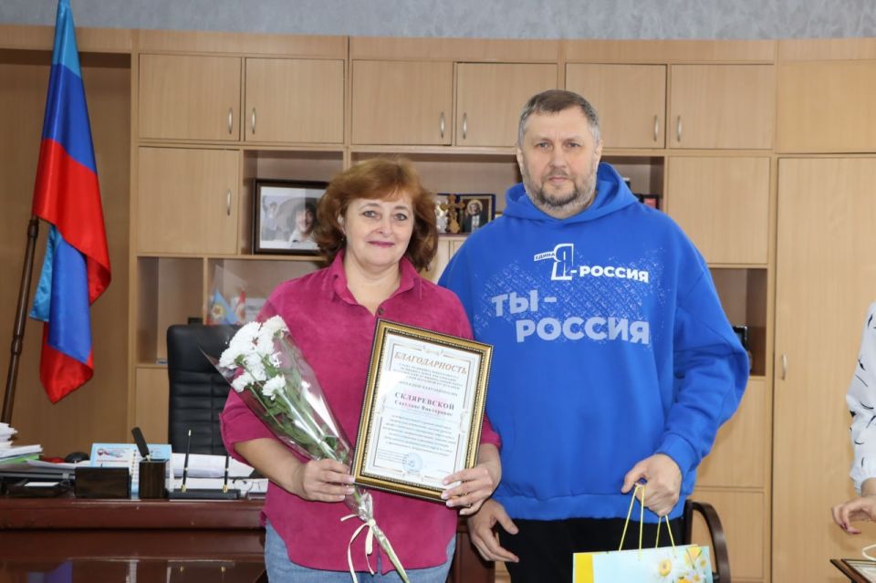 Лутугинские единороссы поздравили работников культуры с профессиональным праздником Лутугинские единороссы поздравили работников культуры с профессиональным праздником