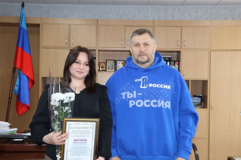 Лутугинские единороссы поздравили работников культуры с профессиональным праздником Лутугинские единороссы поздравили работников культуры с профессиональным праздником
