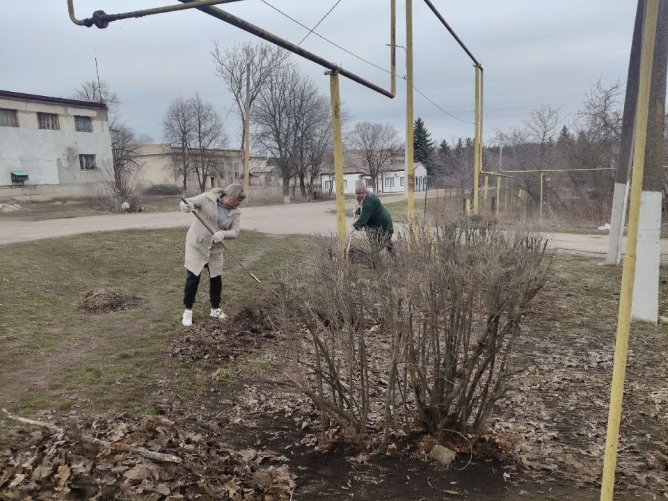 24.03.2026г. Чугинский отдел жизнеобеспечения в дружной команде с библиотекой-филиалом с. Чугинка и сотрудниками почты провели весеннее преображение территории административного здания 24.03.2026г. Чугинский отдел жизнеобеспечения в дружной команде с библиотекой-филиалом с. Чугинка и сотрудниками почты провели весеннее преображение территории административного здания