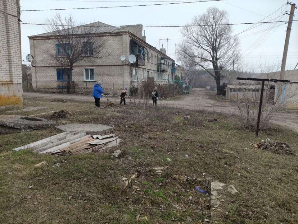 24.03.2026г. Чугинский отдел жизнеобеспечения в дружной команде с библиотекой-филиалом с. Чугинка и сотрудниками почты провели весеннее преображение территории административного здания 24.03.2026г. Чугинский отдел жизнеобеспечения в дружной команде с библиотекой-филиалом с. Чугинка и сотрудниками почты провели весеннее преображение территории административного здания