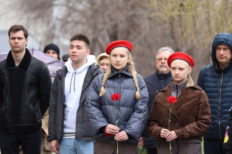 Мужество, героизм и подвиг Владимира Зозулина служат для наших детей примером преданности Родине – Денис Колесников Мужество, героизм и подвиг Владимира Зозулина служат для наших детей примером преданности Родине – Денис Колесников