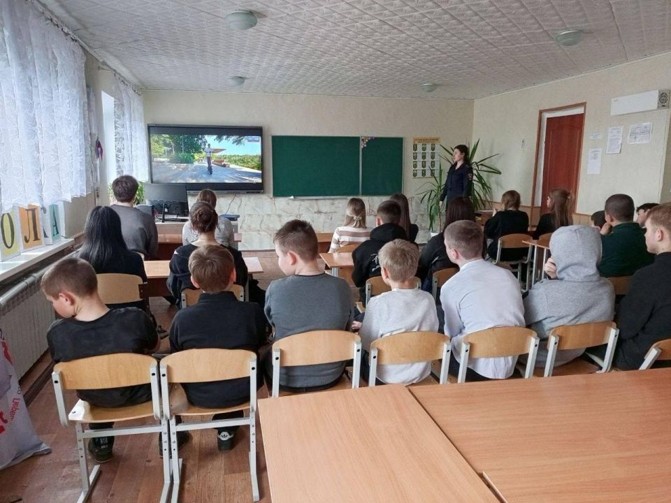 Транспортные полицейские Луганска провели для несовершеннолетних профилактические и профориентационные мероприятия Транспортные полицейские Луганска провели для несовершеннолетних профилактические и профориентационные мероприятия