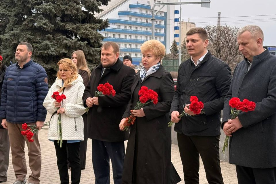 Дарья Лантратова: В память о Герое России Владимире Зозулине открыли в Луганске мемориальную доску Дарья Лантратова: В память о Герое России Владимире Зозулине открыли в Луганске мемориальную доску