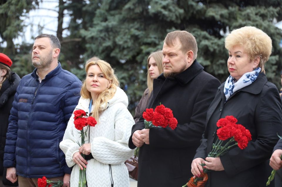 Мужество, героизм и подвиг Владимира Зозулина служат для наших детей примером преданности Родине – Денис Колесников Мужество, героизм и подвиг Владимира Зозулина служат для наших детей примером преданности Родине – Денис Колесников