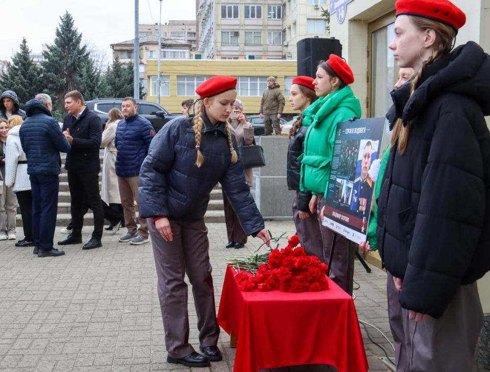 В Луганске увековечили память Героя России Владимира Зозулина В Луганске увековечили память Героя России Владимира Зозулина