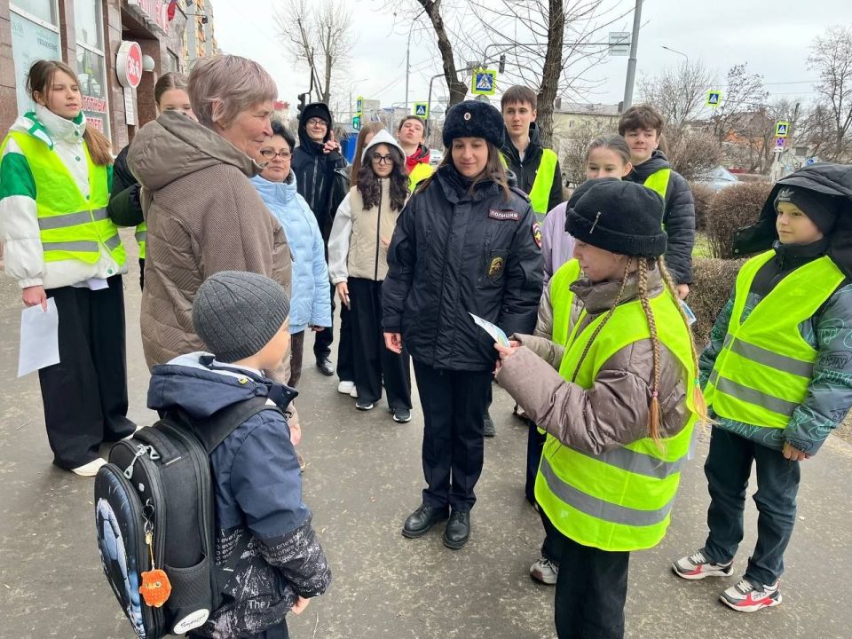 Отряд ЮИД «Пешеход» на страже правил дорожного движения! Отряд ЮИД «Пешеход» на страже правил дорожного движения!