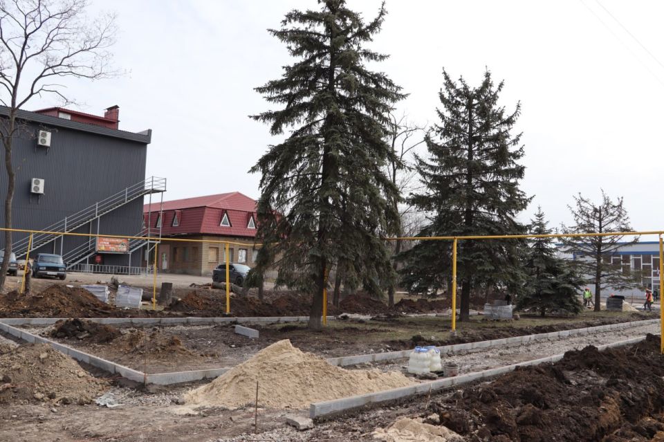 В Стаханове по народной программе благоустраивают скверы «Омский» и Защитников Отечества В Стаханове по народной программе благоустраивают скверы «Омский» и Защитников Отечества