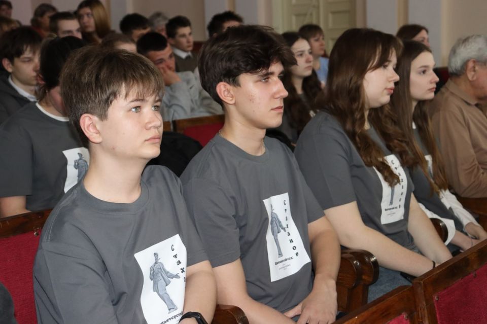 В Стаханове стартовал культурно-образовательный проект «Шахтерский код: Стаханов» В Стаханове стартовал культурно-образовательный проект «Шахтерский код: Стаханов»