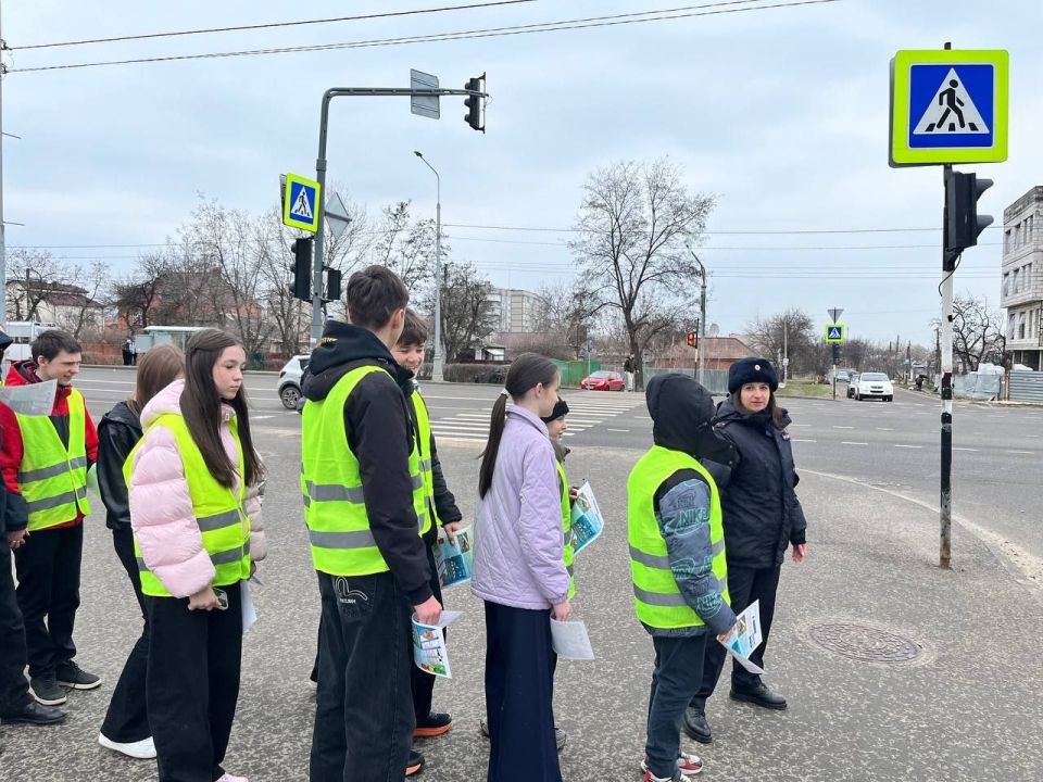 Отряд ЮИД «Пешеход» на страже правил дорожного движения! Отряд ЮИД «Пешеход» на страже правил дорожного движения!