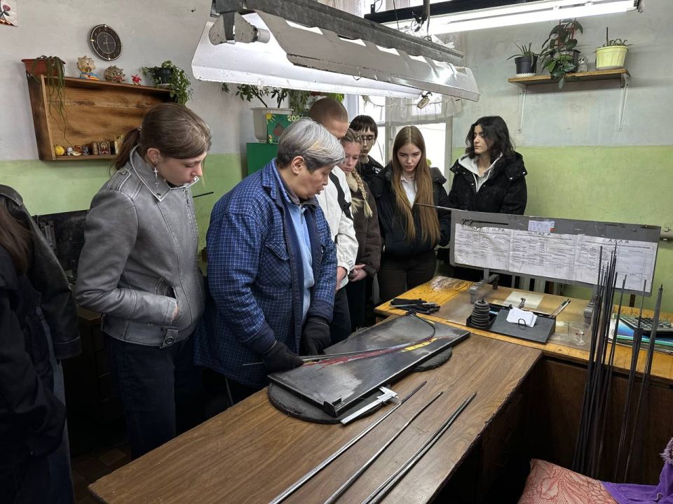 Единая Россия познакомила школьников с производством спортинвентаря на заводе «Динамо» Единая Россия познакомила школьников с производством спортинвентаря на заводе «Динамо»