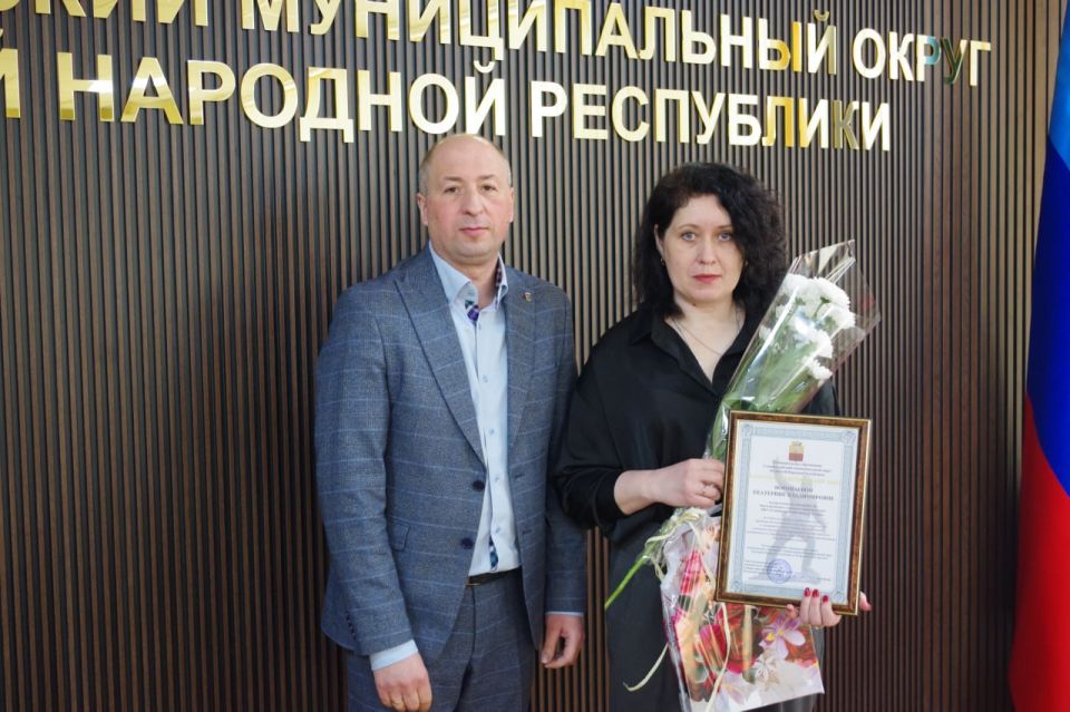 Сергей Крамаренко: В преддверии Дня работника культуры поздравил тружеников культурного фронта Славяносербского округа и вручил благодарственные письма по случаю профессионального праздника Сергей Крамаренко: В преддверии Дня работника культуры поздравил тружеников культурного фронта Славяносербского округа и вручил благодарственные письма по случаю профессионального праздника