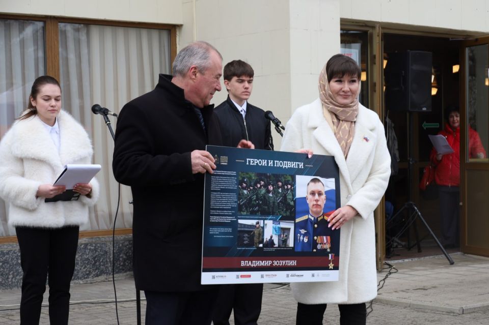 Мужество, героизм и подвиг Владимира Зозулина служат для наших детей примером преданности Родине – Денис Колесников Мужество, героизм и подвиг Владимира Зозулина служат для наших детей примером преданности Родине – Денис Колесников