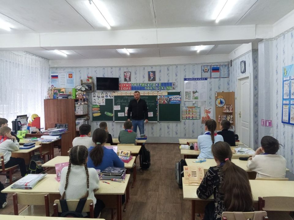 20 марта в 4Б классе ГБОУ ЛНР КСШ №2 им. Н.П. Баракова прошла важная встреча: и. о. начальника станции СемейкиноНовое ФГУП "ЖДН" Ковалев Константин Олегович провёл беседу о правилах поведения на железной дороге 20 марта в 4Б классе ГБОУ ЛНР КСШ №2 им. Н.П. Баракова прошла важная встреча: и. о. начальника станции СемейкиноНовое ФГУП "ЖДН" Ковалев Константин Олегович провёл беседу о правилах поведения на железной дороге