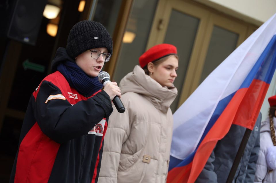 Мужество, героизм и подвиг Владимира Зозулина служат для наших детей примером преданности Родине – Денис Колесников Мужество, героизм и подвиг Владимира Зозулина служат для наших детей примером преданности Родине – Денис Колесников
