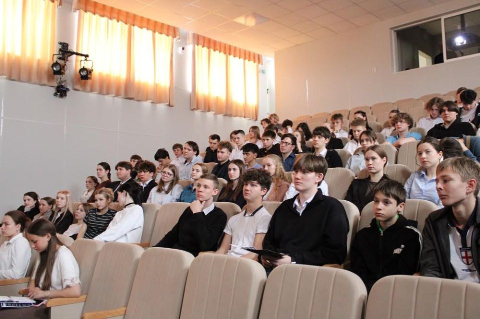 Транспортные полицейские Луганска провели для несовершеннолетних профилактические и профориентационные мероприятия Транспортные полицейские Луганска провели для несовершеннолетних профилактические и профориентационные мероприятия
