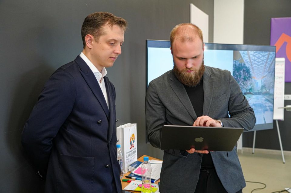 Участники проекта «Герои Луганщины» отработали управленческие решения в интерактивном симуляторе развития города Участники проекта «Герои Луганщины» отработали управленческие решения в интерактивном симуляторе развития города
