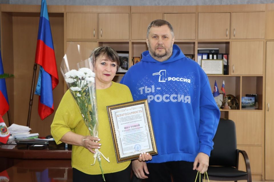 Лутугинские единороссы поздравили работников культуры с профессиональным праздником Лутугинские единороссы поздравили работников культуры с профессиональным праздником