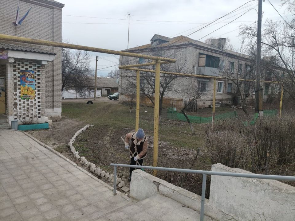 24.03.2026г. Чугинский отдел жизнеобеспечения в дружной команде с библиотекой-филиалом с. Чугинка и сотрудниками почты провели весеннее преображение территории административного здания 24.03.2026г. Чугинский отдел жизнеобеспечения в дружной команде с библиотекой-филиалом с. Чугинка и сотрудниками почты провели весеннее преображение территории административного здания