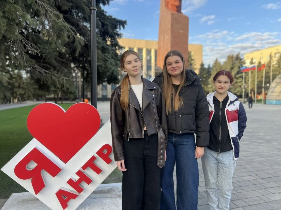 Константин Бутримов: Мечты сбываются: луганские девочки отправились в «Смену»! Константин Бутримов: Мечты сбываются: луганские девочки отправились в «Смену»!