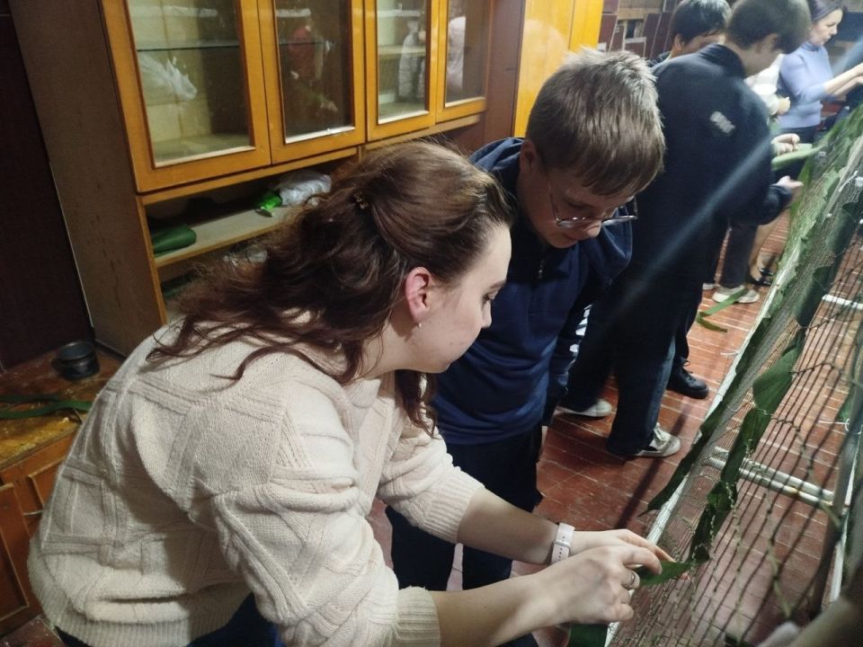«ими руками»: продолжается активная работа по плетению маскировочных сетей в Брянке «ими руками»: продолжается активная работа по плетению маскировочных сетей в Брянке