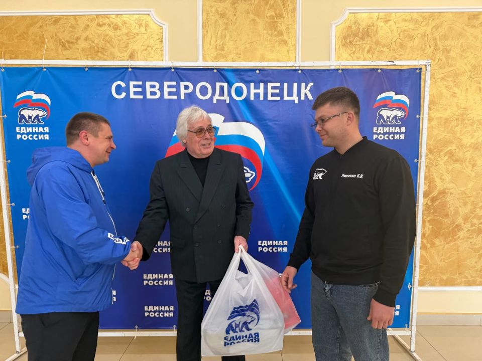 Единороссы поздравили ветерана культуры Владимира Головко Единороссы поздравили ветерана культуры Владимира Головко