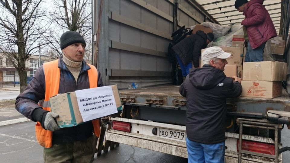 Жителям Рубежного и Лисичанска передали гуманитарную помощь от фондов, городов и предприятий Жителям Рубежного и Лисичанска передали гуманитарную помощь от фондов, городов и предприятий