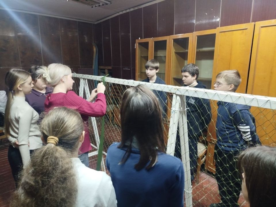 «ими руками»: продолжается активная работа по плетению маскировочных сетей в Брянке «ими руками»: продолжается активная работа по плетению маскировочных сетей в Брянке