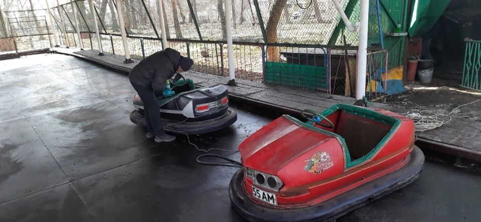 Несмотря на пасмурные дни , в городском парке культуры и отдыха продолжается активная работа Несмотря на пасмурные дни , в городском парке культуры и отдыха продолжается активная работа