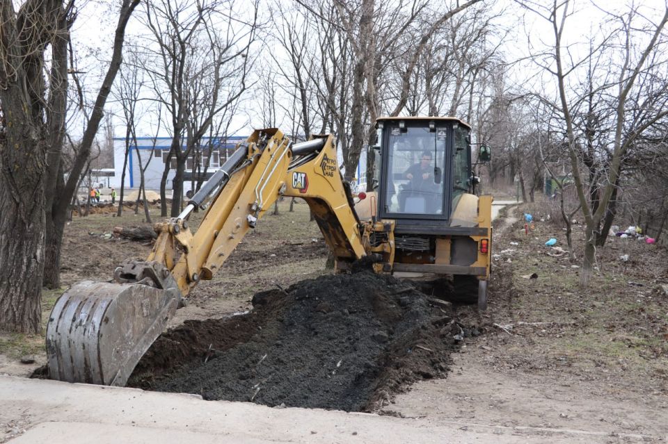 В Стаханове по народной программе благоустраивают скверы «Омский» и Защитников Отечества В Стаханове по народной программе благоустраивают скверы «Омский» и Защитников Отечества