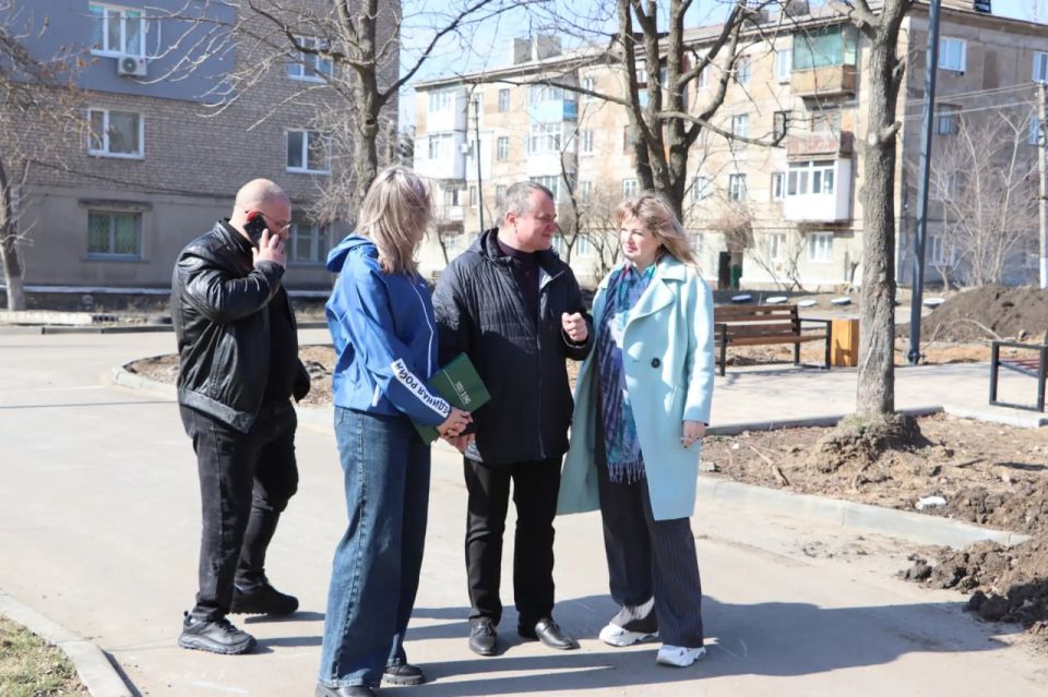 В Стаханове по народной программе благоустраивают скверы «Омский» и Защитников Отечества В Стаханове по народной программе благоустраивают скверы «Омский» и Защитников Отечества